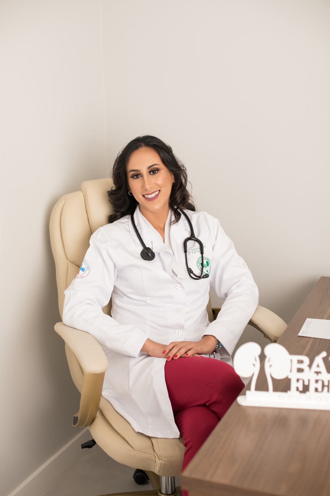 Dra. Bárbara Ferrari nefrologista no consultório